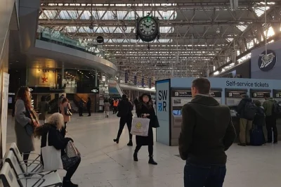 Trasferimento privato tra la stazione di st pancras e il tuo hotel a londra con un autista locale cordiale. include accoglienza, aiuto con i bagagli e servizio 24/7.