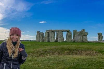 Scopri le strade dorate di bath e il mistero di stonehenge in una gita privata da londra. include ingressi, guida autista locale e comodo pick-up in black cab.