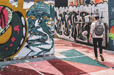 Cammina per le vie musicali di brixton con una guida audio locale. scopri la cultura black, il murale di bowie e lo street food. include accesso offline e mappa gps.