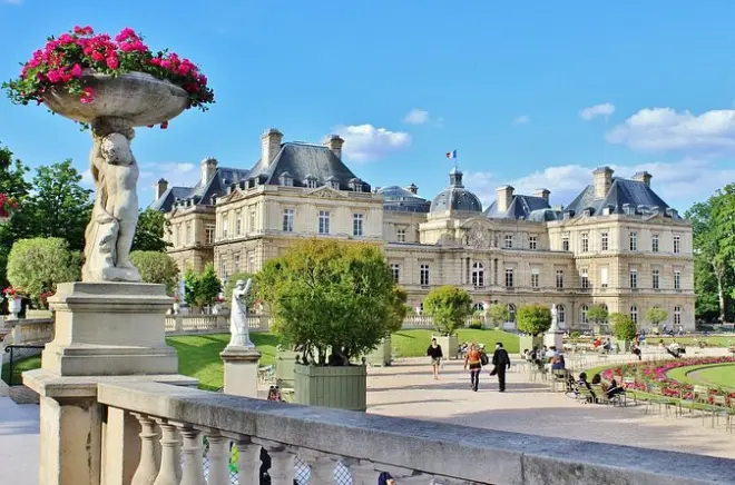 Surprise Walk of Luxembourg with a Local Guide