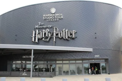 Trasferimento privato andata e ritorno da londra agli warner bros. harry potter studio. include pickup in hotel, ritorno flessibile e tutte le tasse del veicolo.