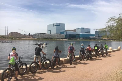 Erlebe eine 20 meilen lange e-bike tour durch scottsdale, tempe town lake und papago park mit lokalem guide – inklusive rad, helm und spannenden geschichten unterwegs.
