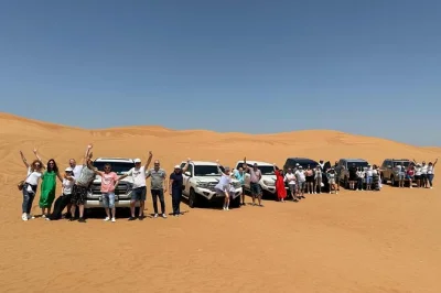 Erlebe eine abu dhabi wüstensafari mit dünenfahrt, kamelritt, sandboarding und bbq-abendessen. inklusive hoteltransfer, lokalem guide und live-unterhaltung.