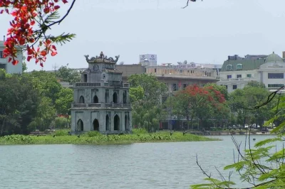 Explore o bairro antigo de hanoi, o mausoléu de ho chi minh e o templo da literatura em um passeio privado de um dia saindo do porto de halong bay. inclui almoço, entradas e traslado do cruzeiro.