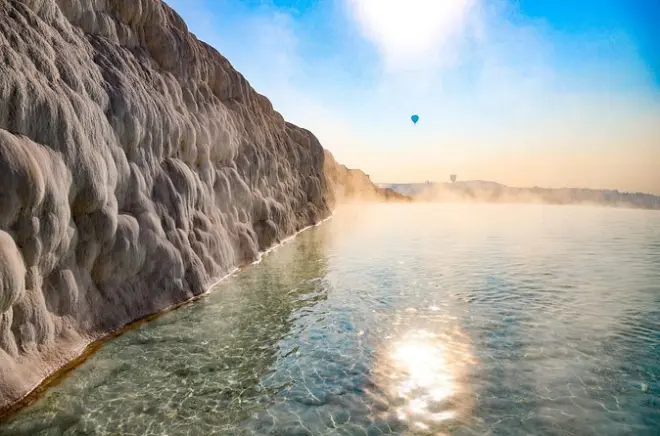 Baignade dans les travertins de Pamukkale et ruines de Hiérapolis