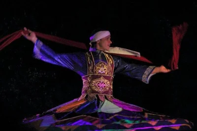 Erlebe die al tannoura tanzshow im historischen el azhar viertel kairos – inklusive abholung und rückfahrt zum hotel. genieße live-musik, bunte kostüme und einen lokalen guide für einen unverges