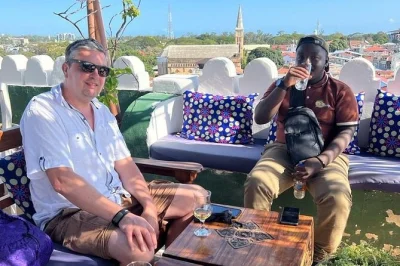 Entdecke stonetowns geschichte, bunte märkte und kulinarische highlights bei einer geführten tour in sansibar. inklusive lokalem guide, wasser und swahili-snack.