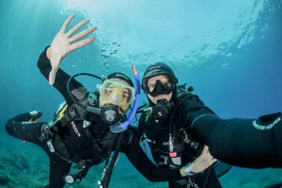 Descubre el buceo cerca de sorrento y capri con un guía certificado, sin necesidad de experiencia. incluye equipo, snacks y dos inmersiones en la colorida reserva marina del golfo.