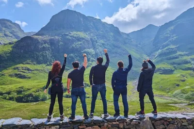 Descubre glencoe, loch lomond y las tierras altas en un tour en grupo reducido desde balloch. incluye paseos guiados, historias locales y transporte en minibús de 8 plazas.