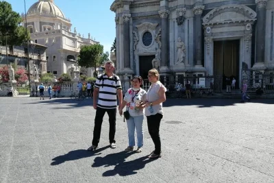 Scopri il centro storico di catania con una guida locale, passeggia lungo via etnea e via crociferi, visita il mercato del pesce e scopri angoli nascosti. guida multilingue inclusa.