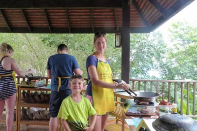 Erlebe einen thailändischen kochkurs in koh lanta mit einem lokalen koch, inklusive hotelabholung, praktischen lektionen und gemeinsamer mahlzeit im gartenambiente.