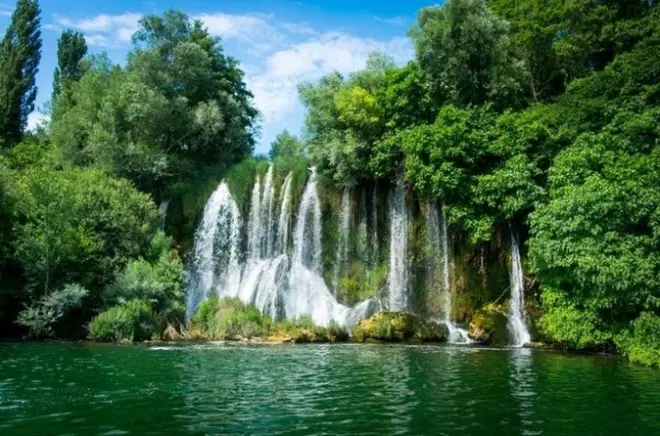 Quadriciclo no parque Krka com trilhas e mirantes no cânion