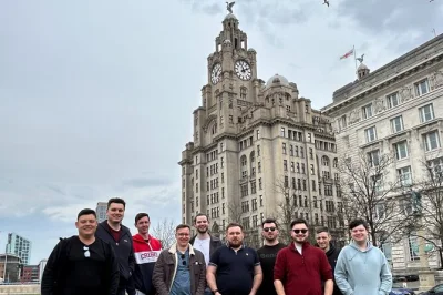 Descubre la catedral de liverpool, los murales de anfield, pubs históricos y una cervecería local con guía. incluye bebidas, comida, transporte privado y fotos de recuerdo.