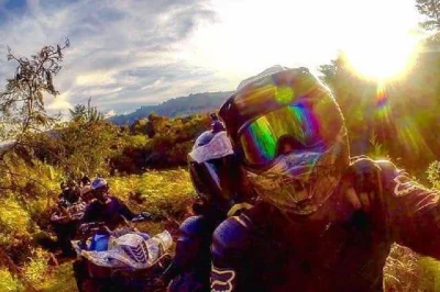 Descubra as colinas perto de medellín em um passeio de atv com transfer do hotel, guia local simpático e todo o equipamento incluso. viva a natureza rural de perto.