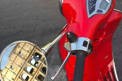 Deslize por roma em um tour privado de vespa. veja o vaticano, trastevere, gianicolo e muito mais com um guia local. café e gelato incluídos. reserve seu passeio!