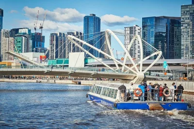 Descubra melbourne pelo rio yarra com guia ao vivo, vistas incríveis da cidade e chá ou café incluídos. conheça victoria docks e os primeiros colonizadores. reserve com segurança.