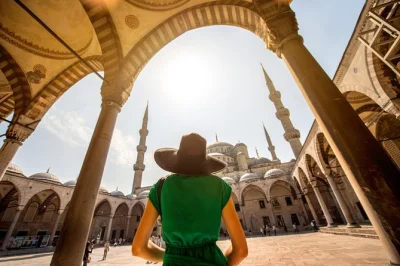Erlebe die blaue moschee, hagia sophia, den großen basar und versteckte ecken istanbuls mit einem privaten lokalen guide. inklusive hotelabholung und flexiblen touroptionen.
