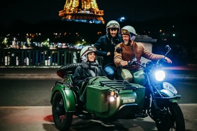 Erlebe paris bei nacht im klassischen seitenwagen mit lokalem guide, hoteltransfer und einem glas champagner. entdecke eiffelturm, palais garnier und mehr auf dieser privaten tour.