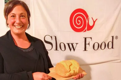 Partecipa a un corso di cucina siciliana a catania con uno chef locale, prepara pasta fresca e cannoli, gusta vino e pranzo fatto in casa, tutto incluso con guida locale.