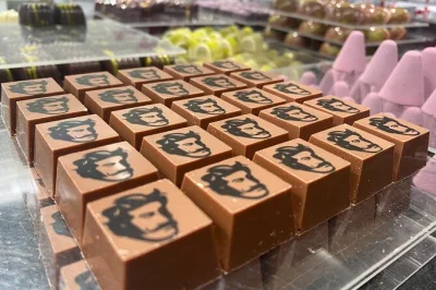 Discover ghent’s best chocolatiers on a private chocolate tour, meet local artisans, taste award-winning pralines, and enjoy stories with a friendly guide. includes at least 9 tastings.
