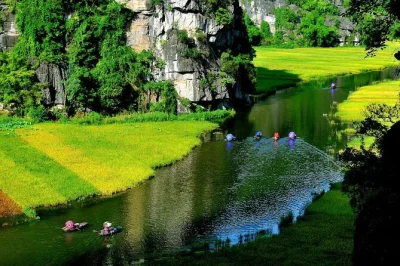 Vivi le montagne carsiche di ninh binh, gite in sampan e templi antichi con un tour in piccolo gruppo da hanoi. include soggiorno in resort 4 stelle, bici e pasti inclusi.