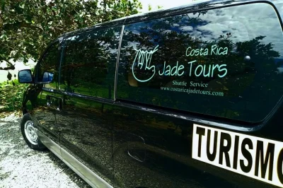 Transfer privado de san josé para manuel antonio ou quepos com motorista local, paradas flexíveis no rio tarcoles e em restaurantes à beira da estrada, inclui busca e água mineral.