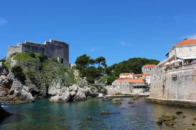 Recorre el casco antiguo y las murallas de dubrovnik con un guía local, descubre los lugares de rodaje de juego de tronos y disfruta de las entradas incluidas a la fortaleza. recogida desde el puerto