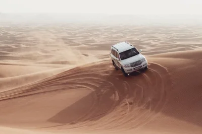 Vivez le désert de dubaï avec une aventure en 4x4 sur les dunes, balade à dos de chameau, sandboard et un dîner barbecue. prise en charge à l’hôtel, guide local et animations culturelles inclu