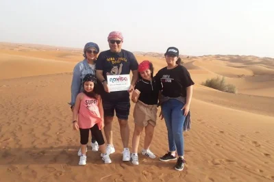 Réservez un safari dans les dunes rouges de dubaï avec 4x4, balade à dos de chameau, dîner bbq et spectacles en live. prise en charge à l’hôtel incluse. aventure en soirée dans le désert.