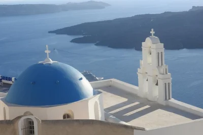 Explore santorini’s iconic villages, panoramic viewpoints, and a traditional winery on a private half-day tour with hotel pickup and local guide included.