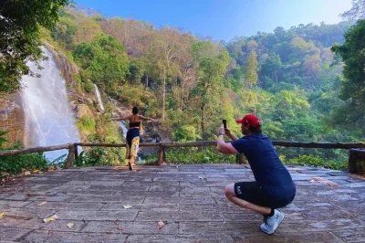 Scopri doi inthanon da chiang mai con una guida locale karen, cammina tra le foreste di nuvole, visita le pagode gemelle e gusta un pranzo tradizionale thailandese. include il trasferimento.