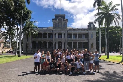 Descubre el centro de honolulu con un guía local, visita el palacio iolani, la iglesia kawaiaha'o y más. guía en inglés y punto de encuentro fácil.