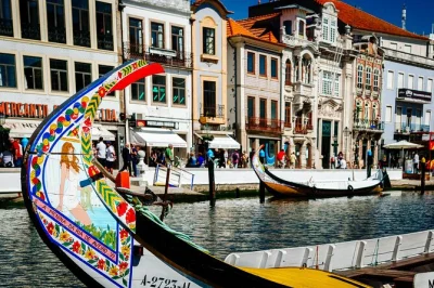 Descubre los canales de aveiro en moliceiro, pasea entre las casas coloridas de costa nova y prueba los famosos ovos moles en esta excursión guiada desde porto con recogida incluida.