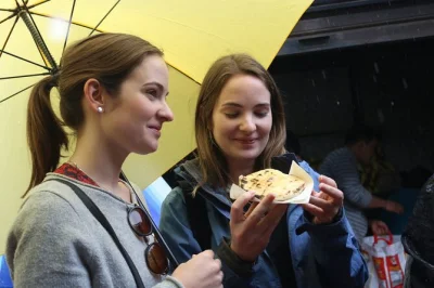 Erlebe la candelaria in bogotá bei einer geführten food-tour mit lokalen köstlichkeiten, schokolade, kaffee und streetfood. inklusive hoteltransfer und sympathischem guide.