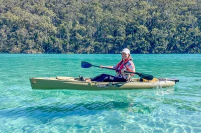 Disfruta de un tour guiado en kayak por el río pambula, observa aves nativas, conoce la crianza de ostras y saborea un té gourmet en una playa tranquila. incluye todo el equipo.