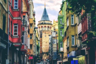 Entdecke istanbul zu fuß: galata, pera & taksim mit lokalem guide. besuch galataturm, istiklal straße und versteckte passagen. inklusive professioneller begleitung.