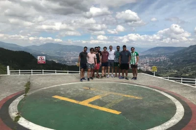 Conheça os principais locais ligados a pablo escobar em medellín com guia local, transporte privado e vista da cidade da prisão la catedral. inclui traslado e água mineral.