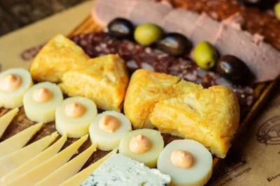 Descubra os sabores de buenos aires em um tour guiado—explore a arte de rua de palermo, saboreie um clássico asado na parrilla e experimente gelato italiano. bebidas incluídas.