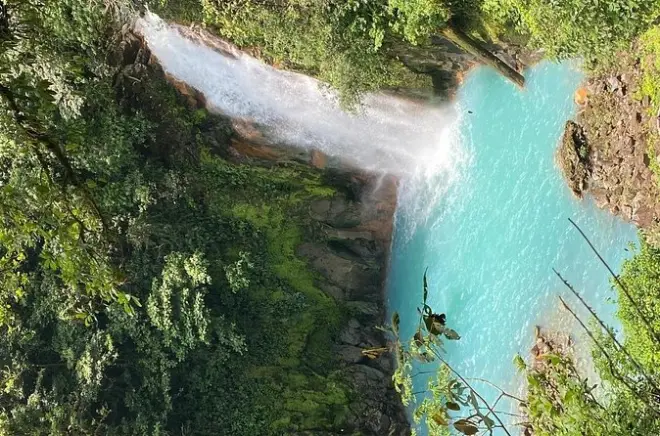 Randonnée cascade Rio Celeste : Rivière bleue et paresseux