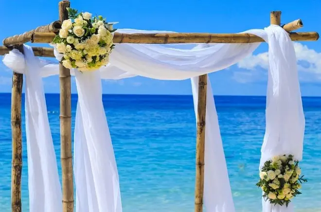 Roatan Strandhochzeit: Trauen Sie sich am Sandstrand