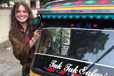 Découvrez jaipur en tuk-tuk privé. visitez fort amber, hawa mahal, city palace, jantar mantar et plus encore. guide local, prise en charge à l’hôtel, eau incluse.