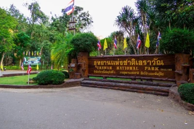 Découvrez les bassins émeraude de la cascade d’erawan, approchez des éléphants sauvés à elephant haven et savourez un déjeuner local. excursion privée avec prise en charge à l’hôtel.