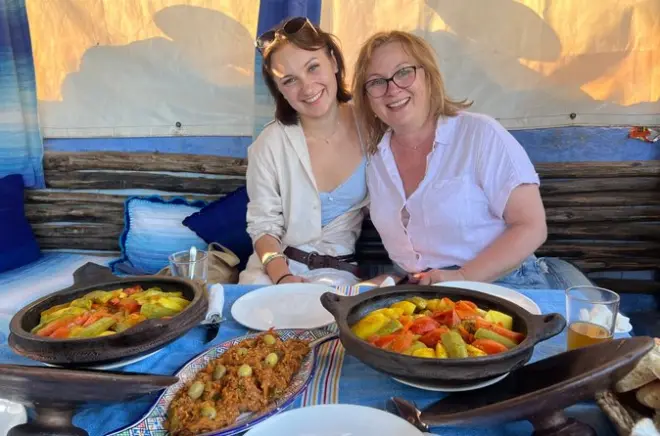 À Chefchaouen, cuisine marocaine et dîner du marché à la table