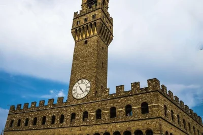 Visitez le palazzo vecchio à florence avec un guide local, découvrez les appartements privés des médicis, montez la tour arnolfo pour une vue panoramique et profitez d’un billet coupe-file.