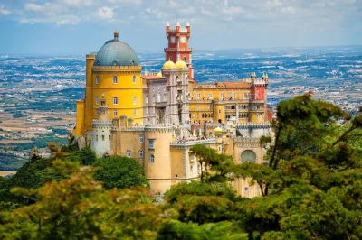 Scopri i palazzi di sintra, il castello dei mori e cascais in un tour privato da lisbona. include pick-up in hotel, autista locale e soste flessibili lungo il percorso.