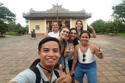 Scopri la storia imperiale di hue, naviga in barca dragone sul fiume perfume e gusta un pranzo autentico. include ingressi, trasporto climatizzato e guida esperta.