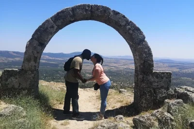 Scopri monsanto, idanha-a-velha e penha garcia con una guida locale. cammina su antichi sentieri, visita i luoghi delle riprese di game of thrones e goditi viste sul fiume. trasporto incluso.