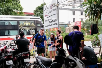 Scopri il circuito di ha giang in moto con guide locali, soggiorni in villaggi etnici, pasti inclusi e bus notturno da hanoi. casco, attrezzatura e assicurazione compresi.