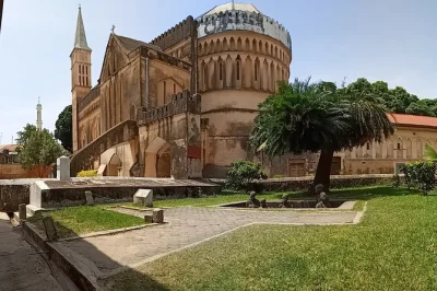 Entdecke zanzibars gewürzplantagen und das historische stone town mit einem lokalen guide. inklusive hoteltransfer, frischem obst und wasser – entspannter halbtagesausflug.