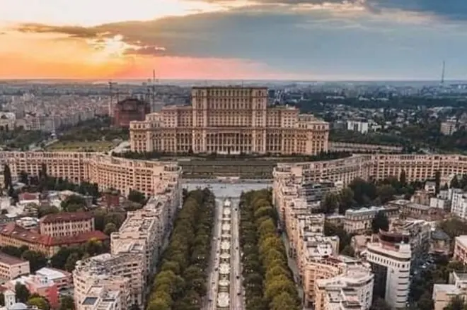 Carro particular em Bucareste: Palácio do Parlamento e Arco do Triunfo